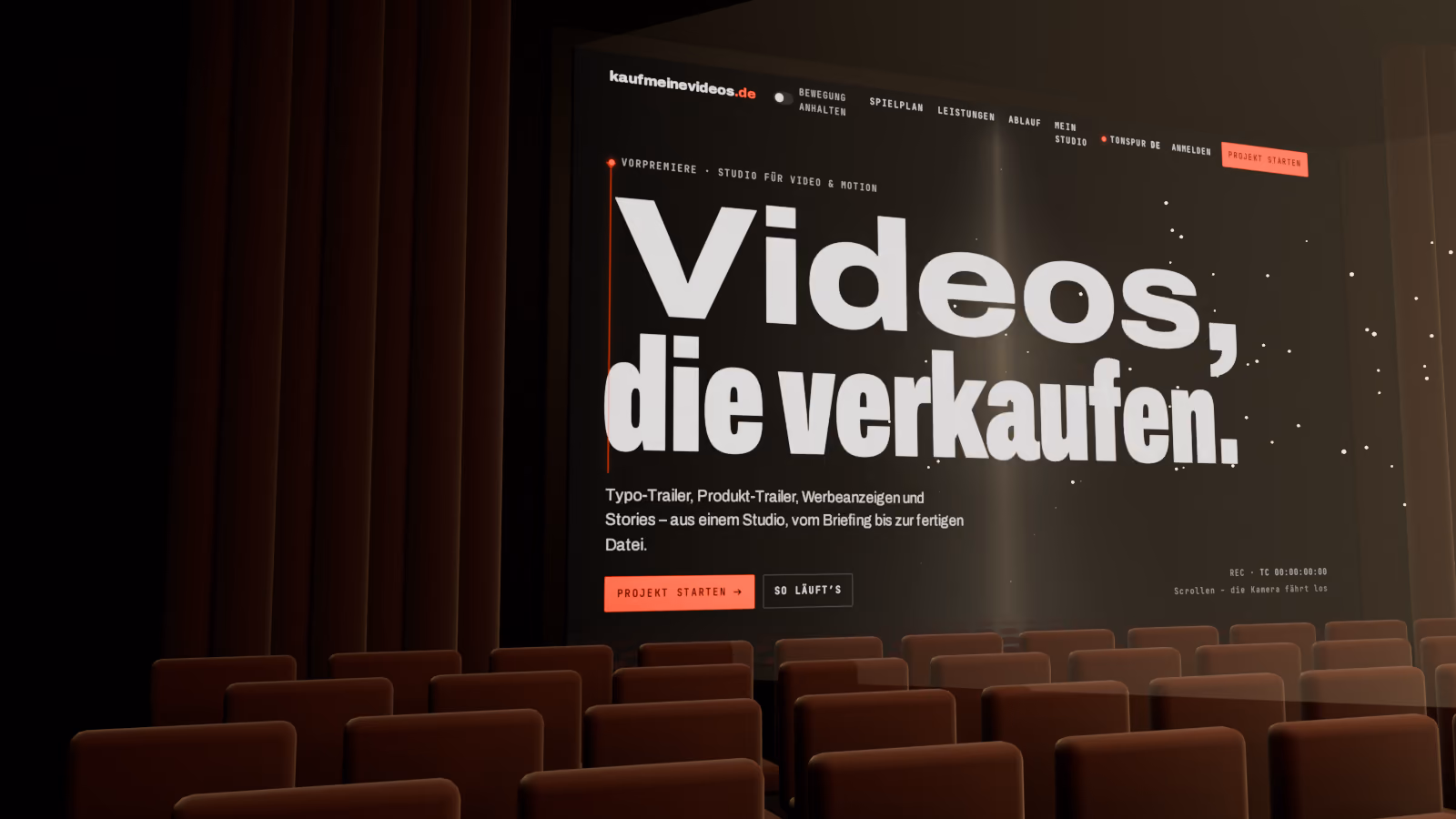Kamerafahrt durch einen Kinosaal: ein Filmprojektor wirft kaufmeinevideos.de auf die Leinwand.